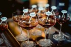 Latvijas slavenības kopā ar viskija ekspertu bauda dzērienus jaunās viesnīcas «Grand Hotel Kempinski» bārā 2