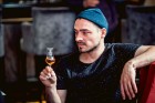 Latvijas slavenības kopā ar viskija ekspertu bauda dzērienus jaunās viesnīcas «Grand Hotel Kempinski» bārā 4