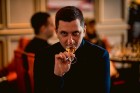 Latvijas slavenības kopā ar viskija ekspertu bauda dzērienus jaunās viesnīcas «Grand Hotel Kempinski» bārā 8