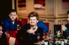 Latvijas slavenības kopā ar viskija ekspertu bauda dzērienus jaunās viesnīcas «Grand Hotel Kempinski» bārā 9