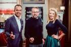 Latvijas slavenības kopā ar viskija ekspertu bauda dzērienus jaunās viesnīcas «Grand Hotel Kempinski» bārā 10