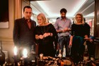 Latvijas slavenības kopā ar viskija ekspertu bauda dzērienus jaunās viesnīcas «Grand Hotel Kempinski» bārā 11