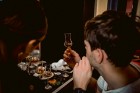 Latvijas slavenības kopā ar viskija ekspertu bauda dzērienus jaunās viesnīcas «Grand Hotel Kempinski» bārā 21