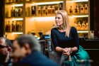 Latvijas slavenības kopā ar viskija ekspertu bauda dzērienus jaunās viesnīcas «Grand Hotel Kempinski» bārā 23