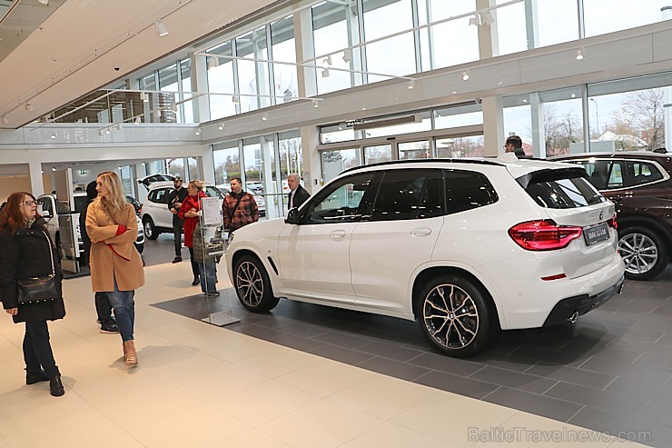 Inchcape Motors Latvia ar šokolādes konfektēm prezentē jauno krosoveru BMW X3 210999