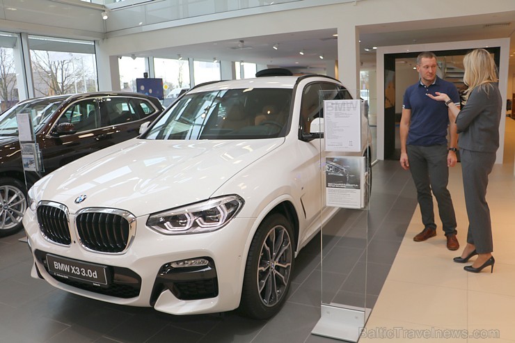 Inchcape Motors Latvia ar šokolādes konfektēm prezentē jauno krosoveru BMW X3 211002