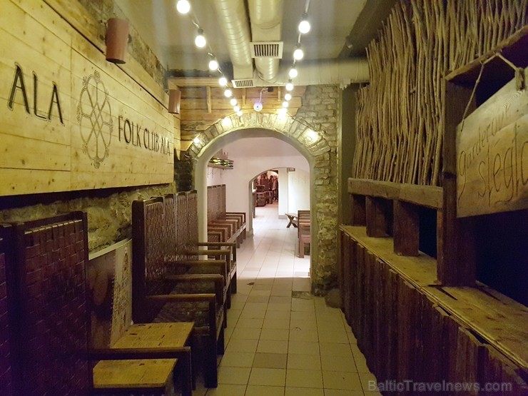 Travelnews brīvdienās apmeklē Vecrīgas latviskāko pagrabu -«Folkklubu Ala» un pieveic «Brīvdienu divsprīžu karbonādi» 211228