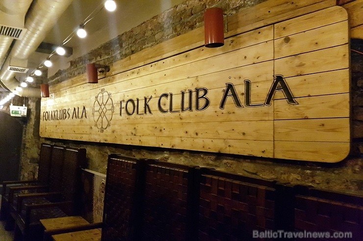 Travelnews brīvdienās apmeklē Vecrīgas latviskāko pagrabu -«Folkklubu Ala» un pieveic «Brīvdienu divsprīžu karbonādi» 211341