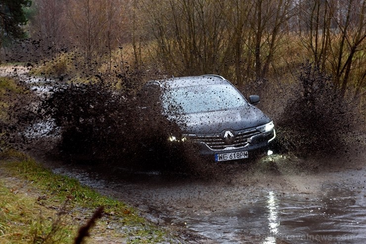Renault krosoveri dodas Latvijas mežu ceļos. Foto: Gints Ivuškāns 211792