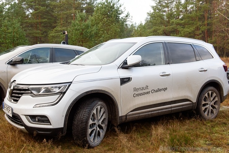 Renault krosoveri dodas Latvijas mežu ceļos. Foto: Gints Ivuškāns 211796