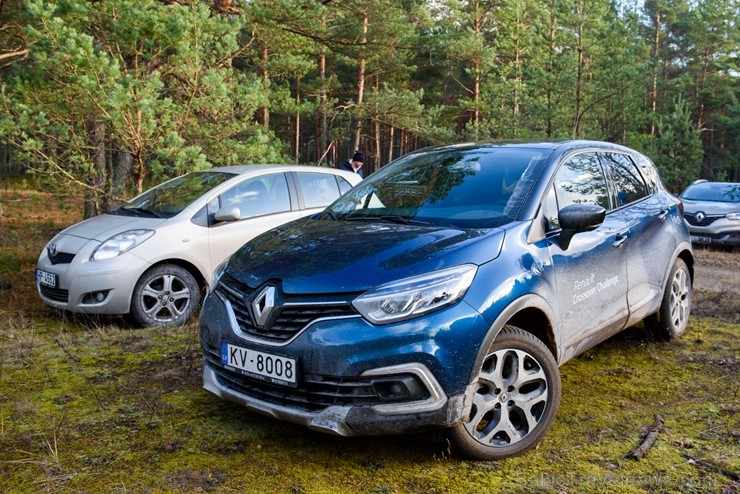 Renault krosoveri dodas Latvijas mežu ceļos. Foto: Gints Ivuškāns 211805