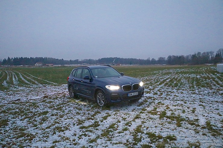 Travelnews.lv dodas pēc Ziemassvētku eglītes mežā ar jauno BMW X3 xDrive20d 213635