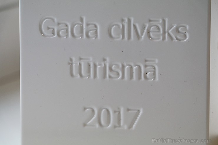 BalticTravelnews.com birojā ir piegādātas septiņas «GADA CILVĒKS TŪRISMĀ 2017» balvas 215456