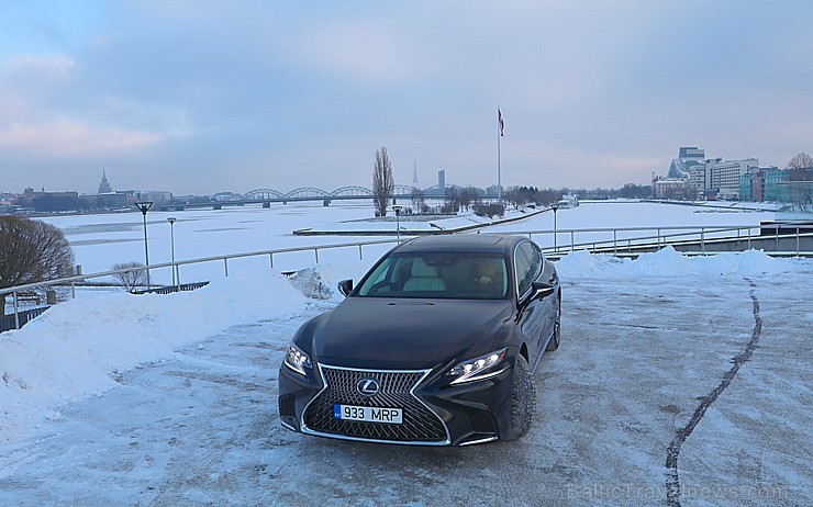 Travelnews.lv apceļo Latviju ar luksus klases vāģi «Lexus LS 500h» 217219