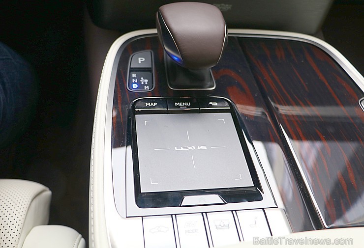 Travelnews.lv apceļo Latviju ar luksus klases vāģi «Lexus LS 500h» 217237