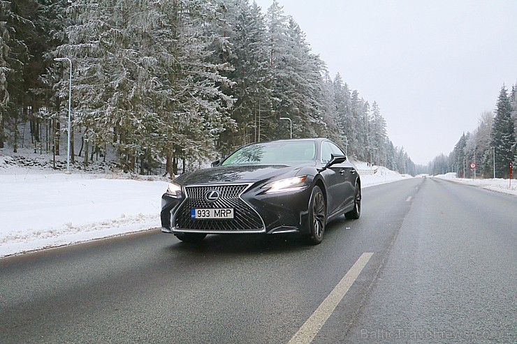 Travelnews.lv apceļo Latviju ar luksus klases vāģi «Lexus LS 500h» 217246