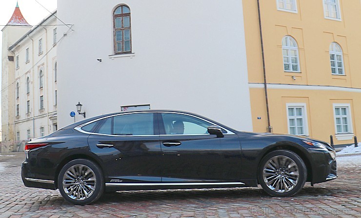 Travelnews.lv apceļo Latviju ar luksus klases vāģi «Lexus LS 500h» 217257