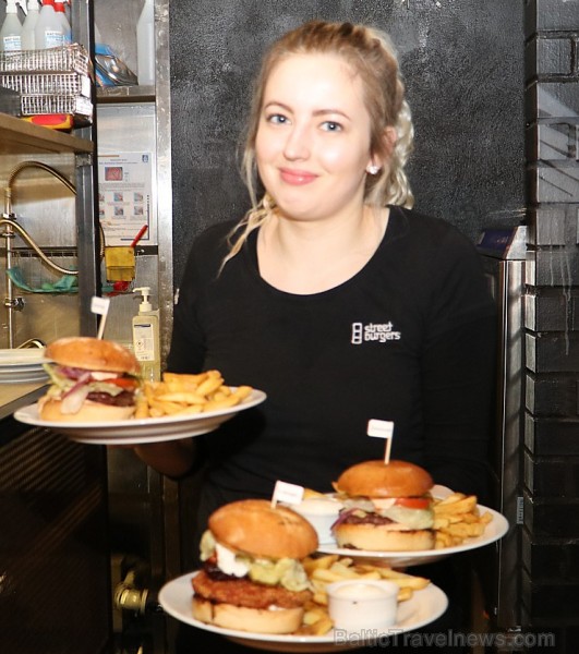 Travelnews.lv apmeklē un izgaršo Rīgas burgernīcu «Street Burgers» Blaumaņa ielā 218101
