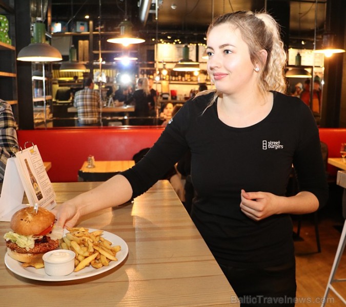 Travelnews.lv apmeklē un izgaršo Rīgas burgernīcu «Street Burgers» Blaumaņa ielā 218104