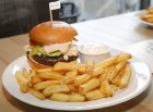 Travelnews.lv apmeklē un izgaršo Rīgas burgernīcu «Street Burgers» Blaumaņa ielā 5