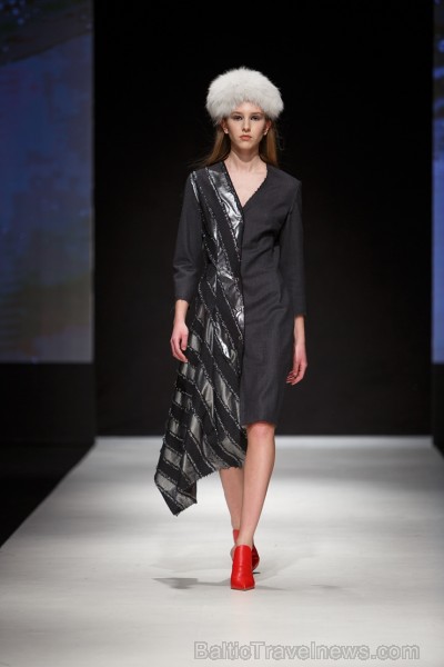 Rīgas modes nedēļā prezentē jaunās tērpu kolekcijas. Foto: Mark Litvyakov 219650