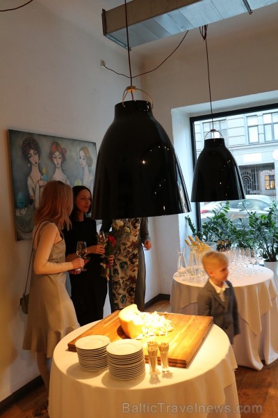 Rīgas restorānā «Vīna Studija» Stabu ielā ir skatāma mākslinieces Ilvitas Didrihsones personālizstāde «Sarunas caur puķēm» 220073