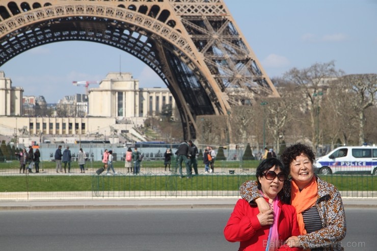 Travelnews.lv novēro ikdienas «jezgu» pie Eifeļa torņa Parīzē 220252