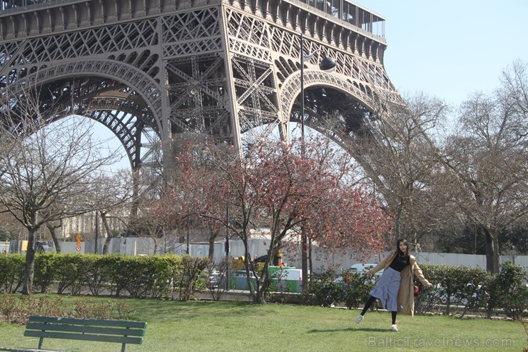 Travelnews.lv novēro ikdienas «jezgu» pie Eifeļa torņa Parīzē 220270