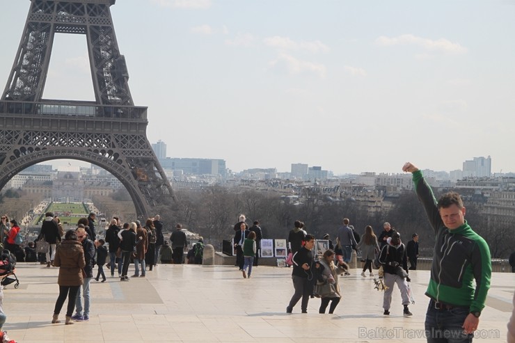 Travelnews.lv novēro ikdienas «jezgu» pie Eifeļa torņa Parīzē 220274