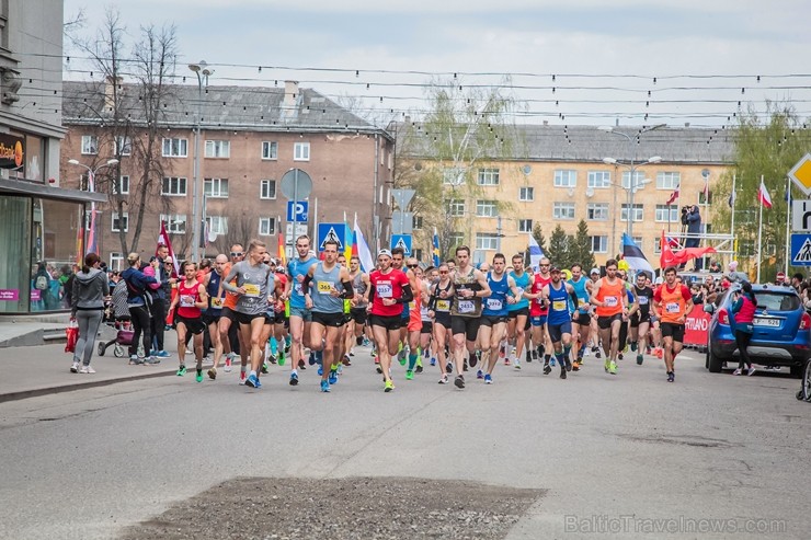 Daugavpilī ap trīs tūkstošiem cilvēku izskrien skriešanas seriāla pusmaratonā 221925