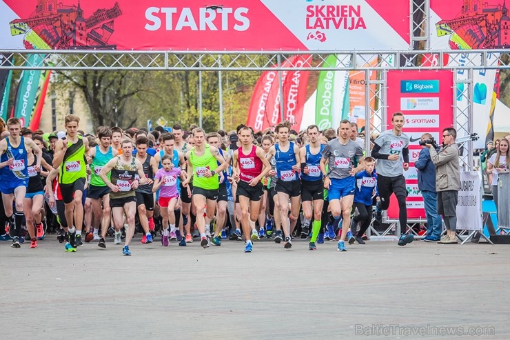 Daugavpilī ap trīs tūkstošiem cilvēku izskrien skriešanas seriāla pusmaratonā 221935