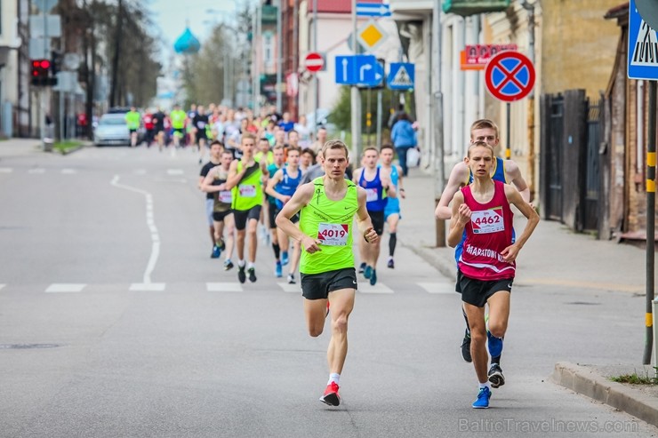 Daugavpilī ap trīs tūkstošiem cilvēku izskrien skriešanas seriāla pusmaratonā 221936