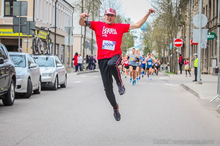 Daugavpilī ap trīs tūkstošiem cilvēku izskrien skriešanas seriāla pusmaratonā 221941