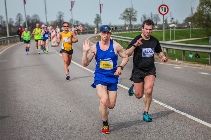 Daugavpilī ap trīs tūkstošiem cilvēku izskrien skriešanas seriāla pusmaratonā 221944