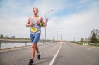 Daugavpilī ap trīs tūkstošiem cilvēku izskrien skriešanas seriāla pusmaratonā 26