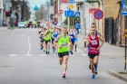 Daugavpilī ap trīs tūkstošiem cilvēku izskrien skriešanas seriāla pusmaratonā 30
