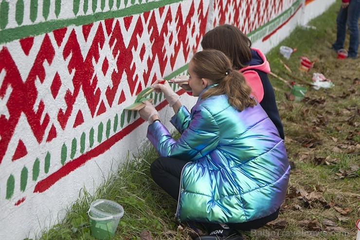 Vecmīlgrāvieši Latvijai simtgadē dāvina latviski apgleznotu sienu 222257