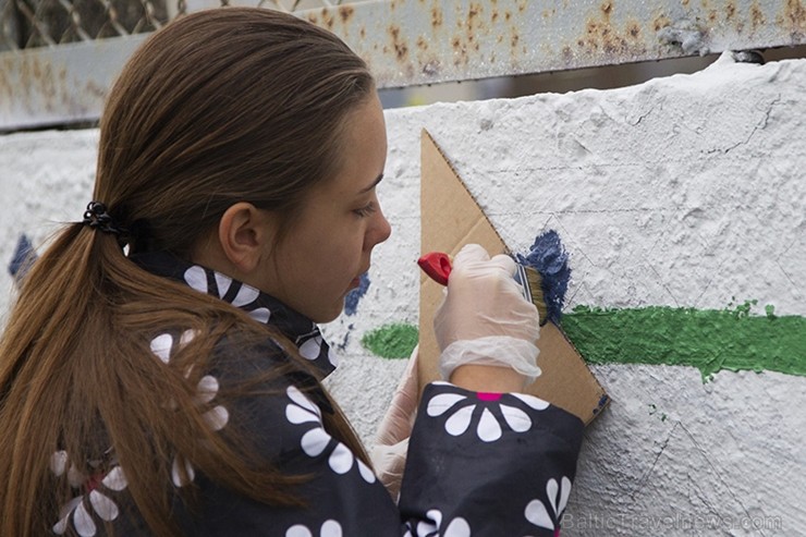 Vecmīlgrāvieši Latvijai simtgadē dāvina latviski apgleznotu sienu 222258