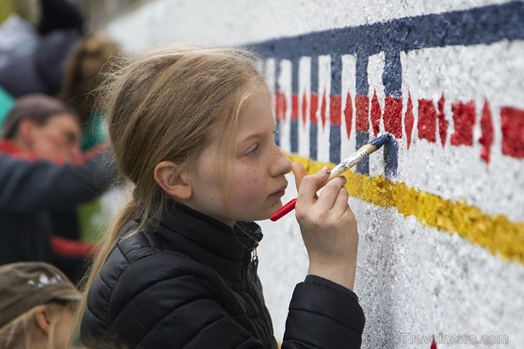 Vecmīlgrāvieši Latvijai simtgadē dāvina latviski apgleznotu sienu 222261