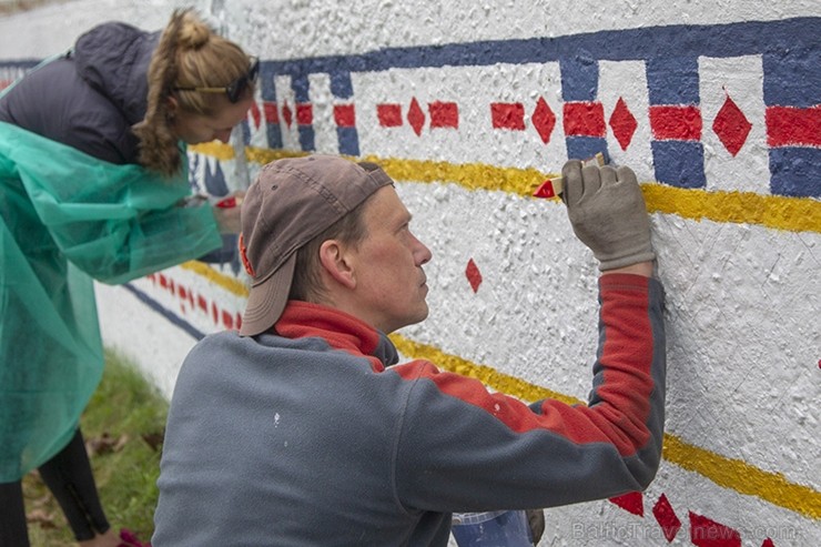 Vecmīlgrāvieši Latvijai simtgadē dāvina latviski apgleznotu sienu 222262