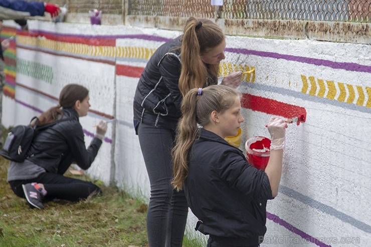 Vecmīlgrāvieši Latvijai simtgadē dāvina latviski apgleznotu sienu 222263