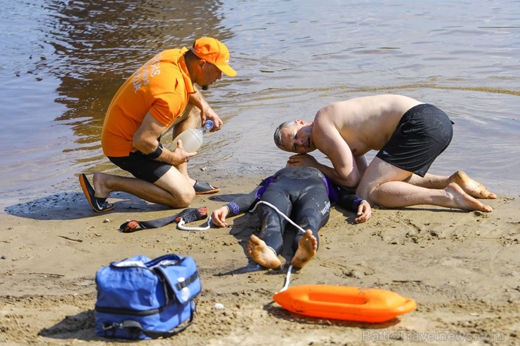 Līdz ar peldsezonas sākšanos, Rīgas pludmales sākuši uzmanīt glābēji 223040