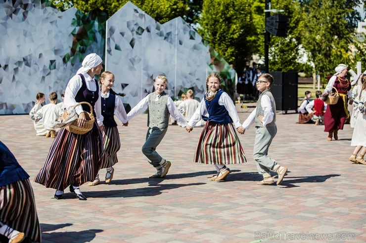 753. dzimšanas dienā Jelgavas iedzīvotāji un viesi varēja baudīt plašu izklaides un kultūras programu 223981