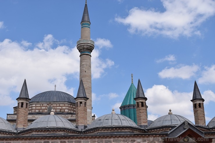 Vertikāli pilsētā iezīmē minaretu smailes, kas gluži kā zīmuļi triecas pret debesīm, atgādinot zemes dzīves laicīgumu 224547