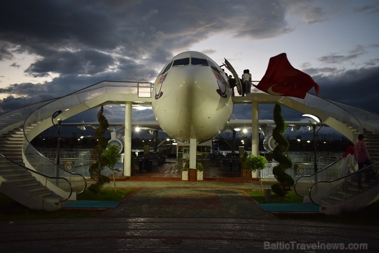 Turcijas Zvaigžņu parkā, kas veltīts aviācijai, ir iespēja apmeklēt unikālu resotrānu, kas iekārtots lidmašīnas korpusā 224566