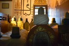 Mevlanas Rūmī mauzolejs. Tā ir gluži kā Turcijas Meka, uz kuru ceļo musulmaņu, īpaši – sūfiju svētceļnieki. Attēlā redzami sūfiju kenotafi 16