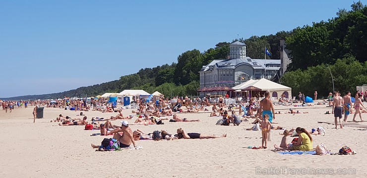 Karstais un saulainais laiks ir piepildījis Jūrmalas pludmali ar atpūtniekiem un tūristiem. Foto: Samsung Note8 224688