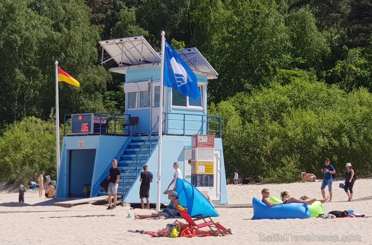 Karstais un saulainais laiks ir piepildījis Jūrmalas pludmali ar atpūtniekiem un tūristiem. Foto: Samsung Note8 224691