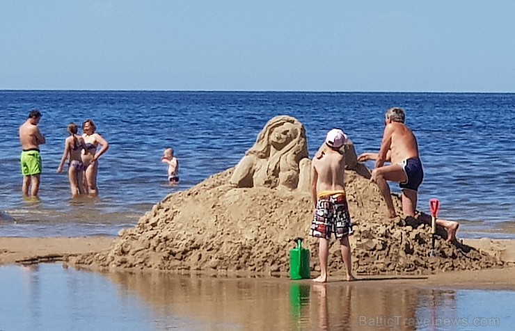 Karstais un saulainais laiks ir piepildījis Jūrmalas pludmali ar atpūtniekiem un tūristiem. Foto: Samsung Note8 224692