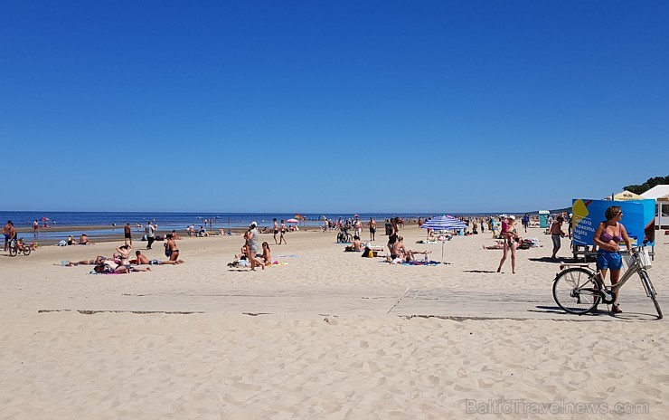 Karstais un saulainais laiks ir piepildījis Jūrmalas pludmali ar atpūtniekiem un tūristiem. Foto: Samsung Note8 224693